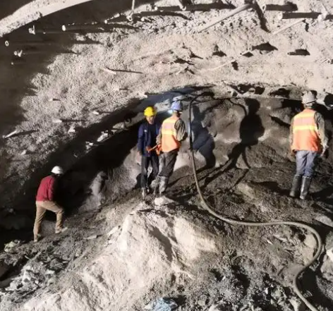 平阳拱顶带模注浆料的施工流程及注意事项